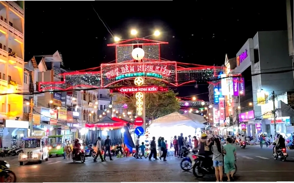 Du thuyền trên sông Hậu vào lúc hoàng hôn