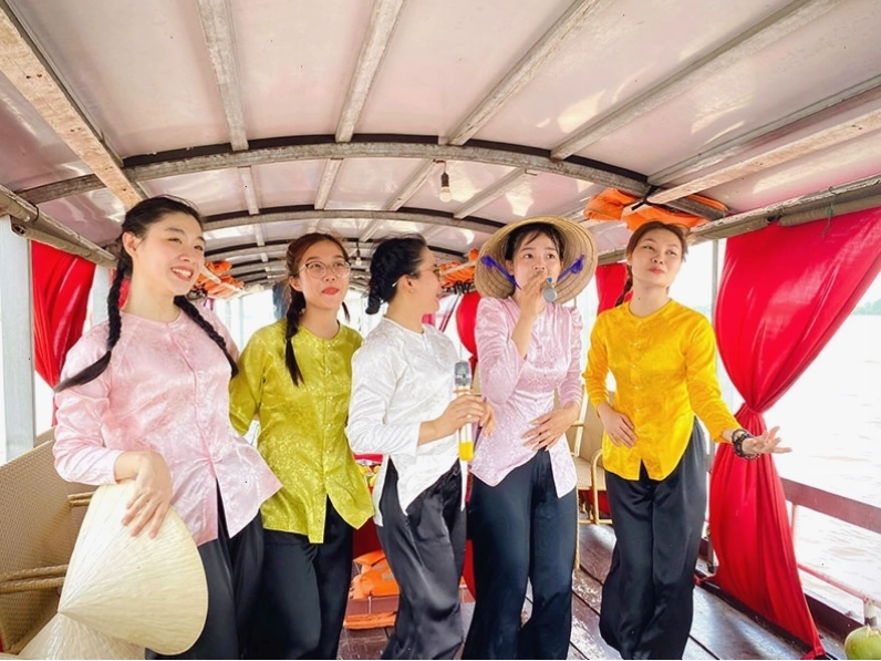 Du thuyền trên sông Tiền ngắm cảnh tứ linh Long - Lân - Quy - Phụng
