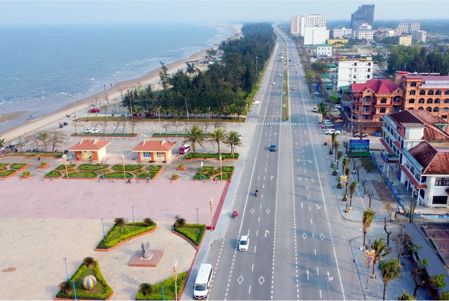 Đường Bình Minh dọc bãi biển Cửa Lò.