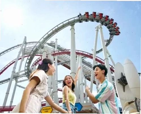 Đường ray tàu lượn siêu tốc Battlestar Galactica biểu tượng của Universal Studios Singapore, du khách háo hức ngước nhìn những cú đổ dốc và xoắn ốc đầy kịch tính.