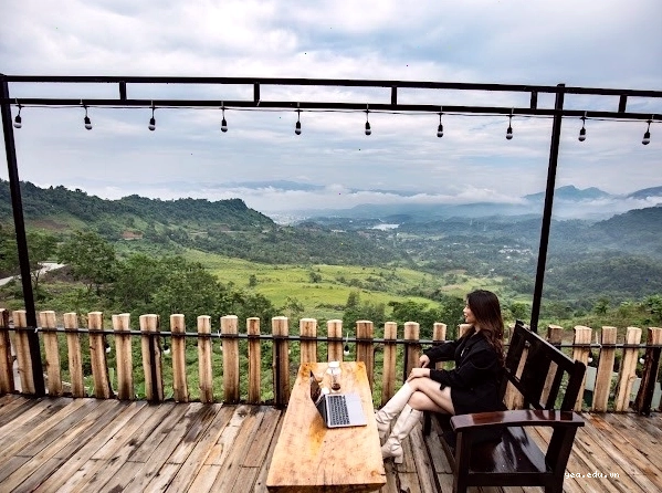 Ecolodge Kê Nênh Điện Biên nhìn từ trên cao với khung cảnh núi rừng hùng vĩ