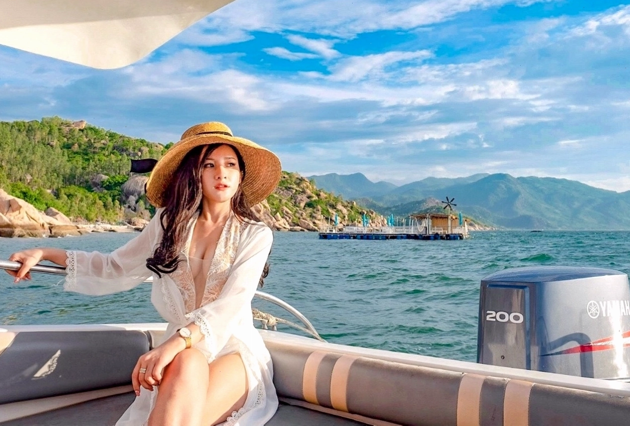 Floating Lounge Cam Ranh 1
