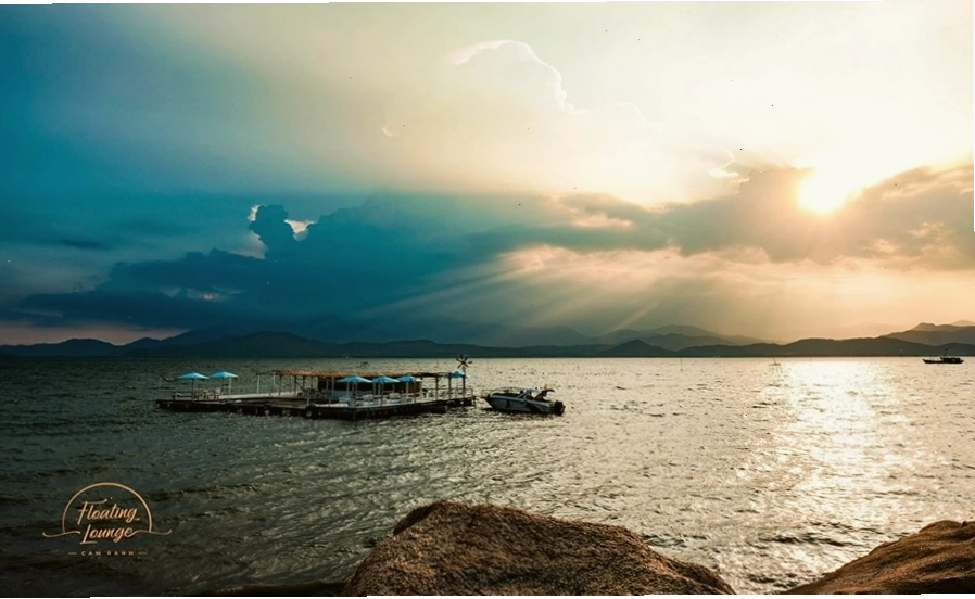 Floating Lounge Cam Ranh nhìn từ xa