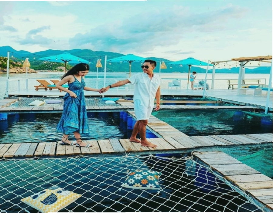 Floating Lounge Cam Ranh về đêm