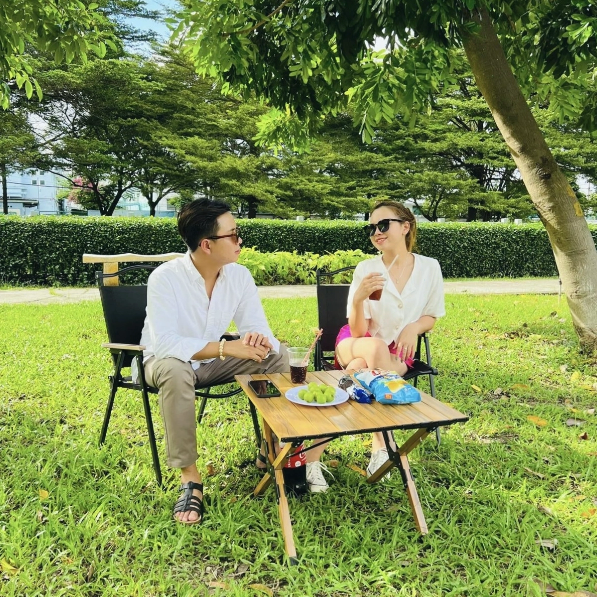 Ghế xếp du lịch màu đen, kiểu dáng hiện đại