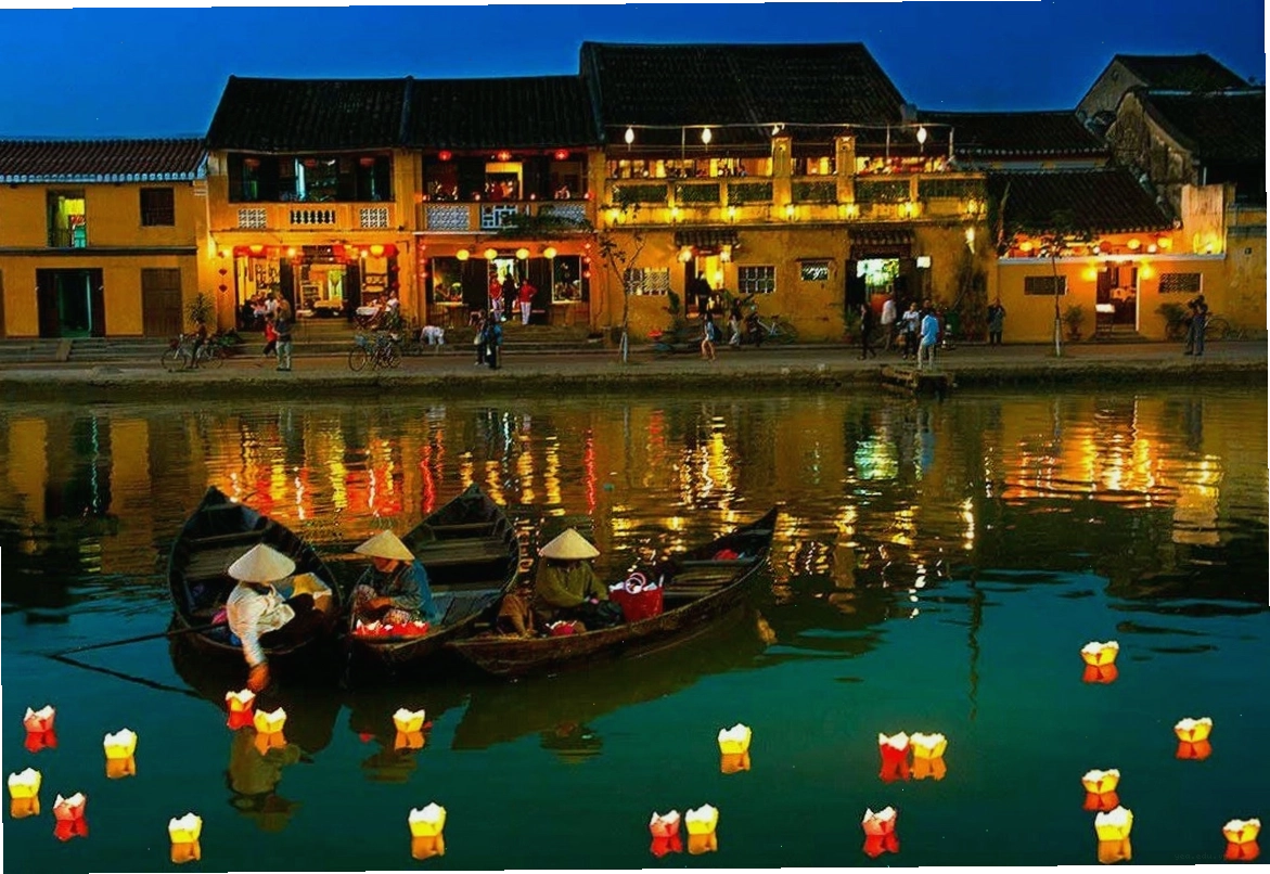 Ghềnh Đá Đĩa Phú Yên với các khối đá hình lục lăng xếp chồng