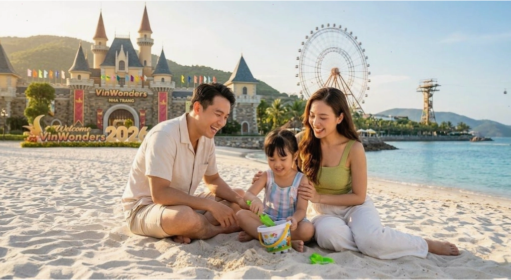 Gia đình check-in vui chơi tại bãi biển khu vui chơi VinWonders Nha Trang năm 2026