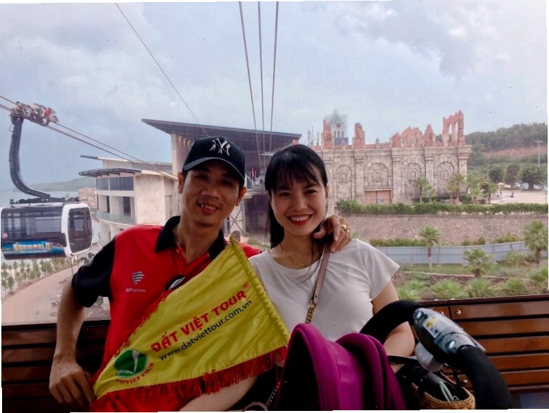 Gia đình vui vẻ trong tour VinWonders Phú Quốc