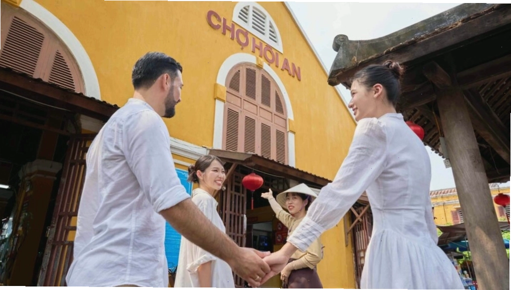 Gian hàng đèn lồng lung linh sắc màu tại Chợ Hội An