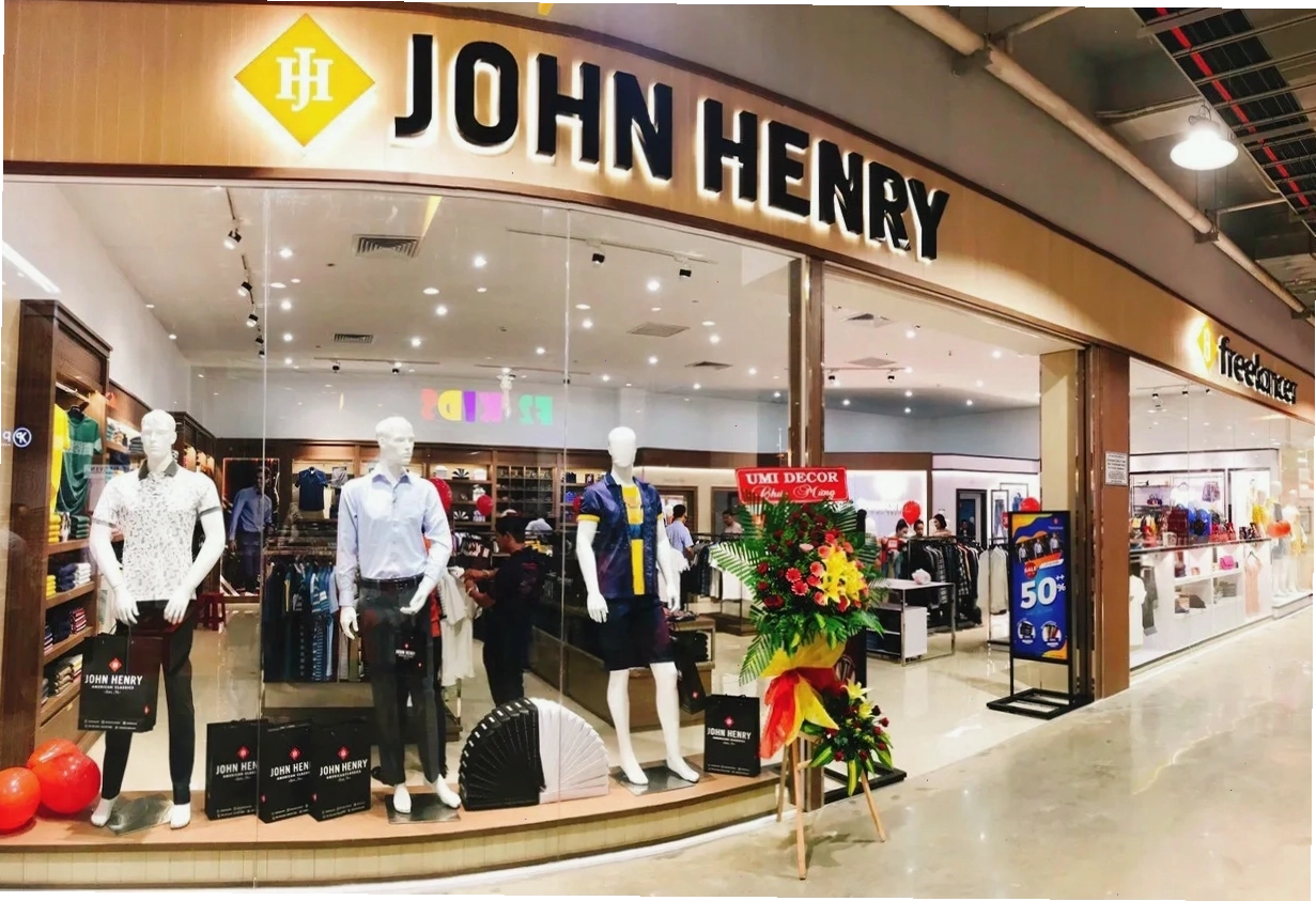 Gian hàng John Henry tại GO! Buôn Ma Thuột trưng bày các sản phẩm thời trang nam cao cấp