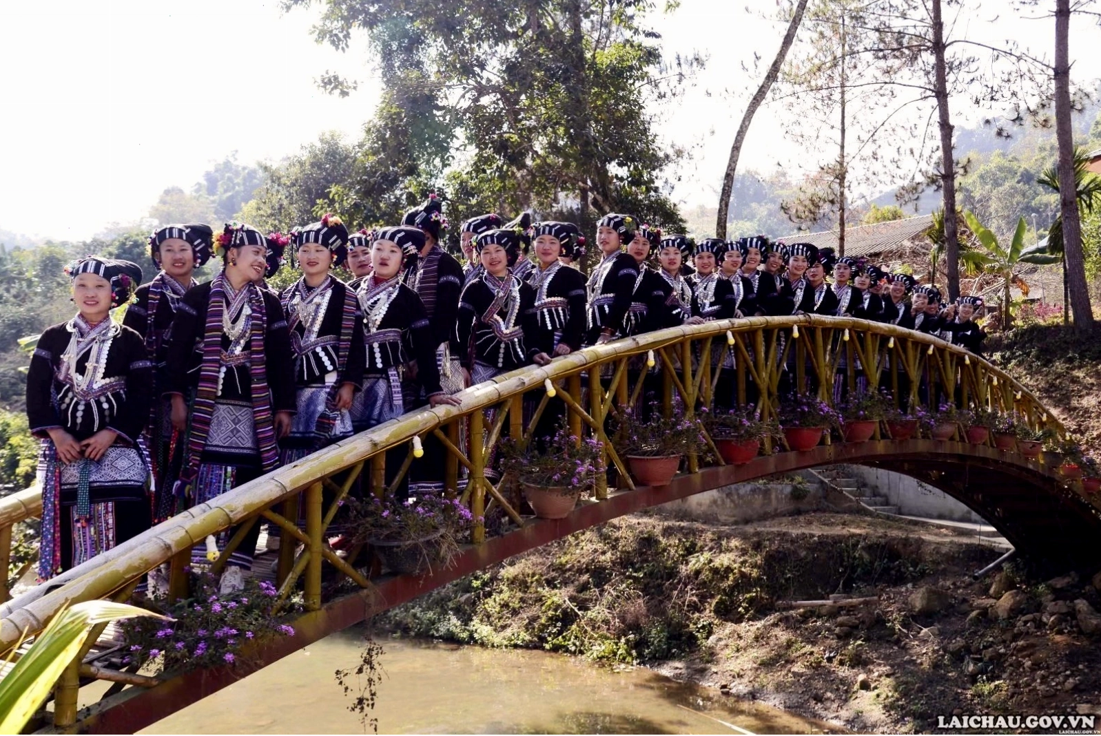 Giao lưu văn hóa với các cô gái Lự xinh đẹp