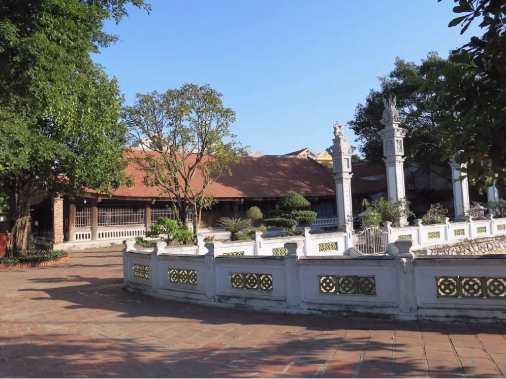 Giếng làng hình bán nguyệt phía trước đình Thanh Am