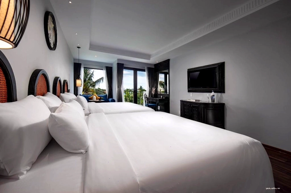 Giường ngủ thoải mái và tiện nghi trong phòng tại Shining Riverside Hoi An Boutique and Spa