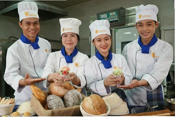 Giường phụ được bố trí gọn gàng trong phòng khách sạn