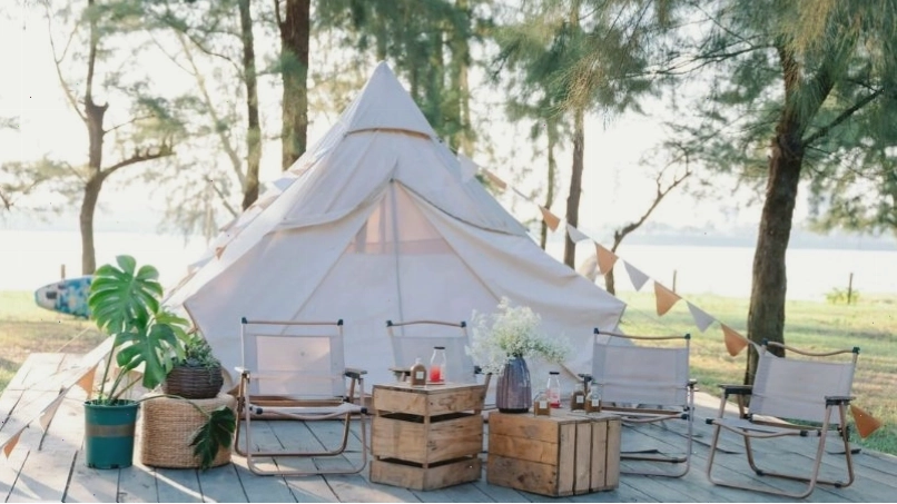 Glamping mô tả hình thức cắm trại sang chảnh với lều vải cao cấp