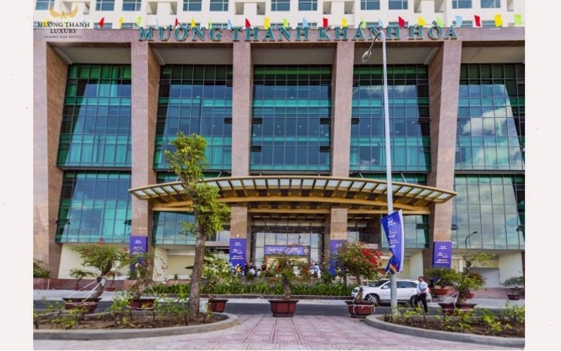 Góc nhìn toàn cảnh khách sạn Mường Thanh Luxury Khánh Hòa từ bên ngoài