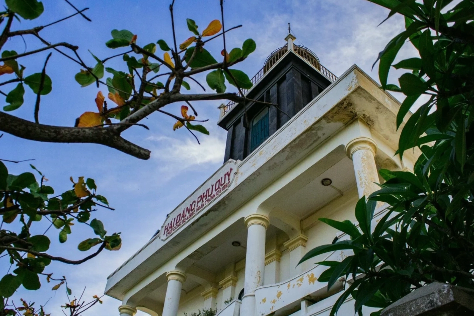 Hải Đăng Phú Quý nhìn từ dưới lên