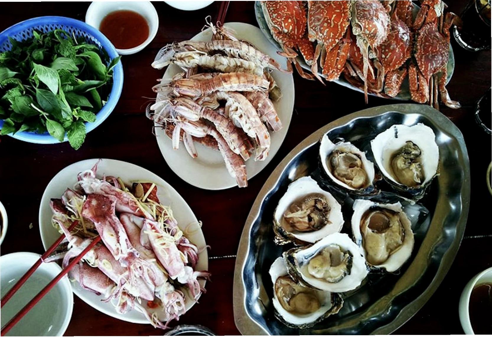 Hải sản tươi ngon được bày bán tại các nhà hàng ven biển Hải Tiến