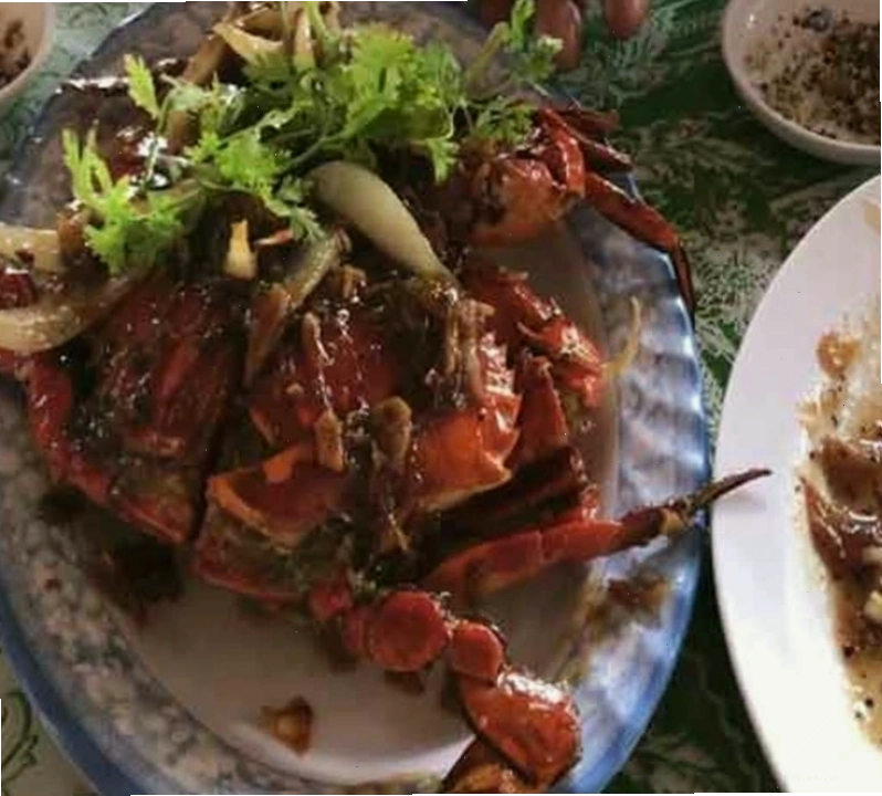 Hải sản tươi sống được bày bán tại khu vực cảng biển Tân Tập