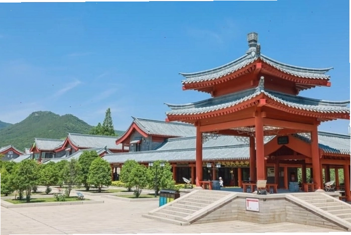 Hang động Long Môn với các pho tượng Phật cổ kính