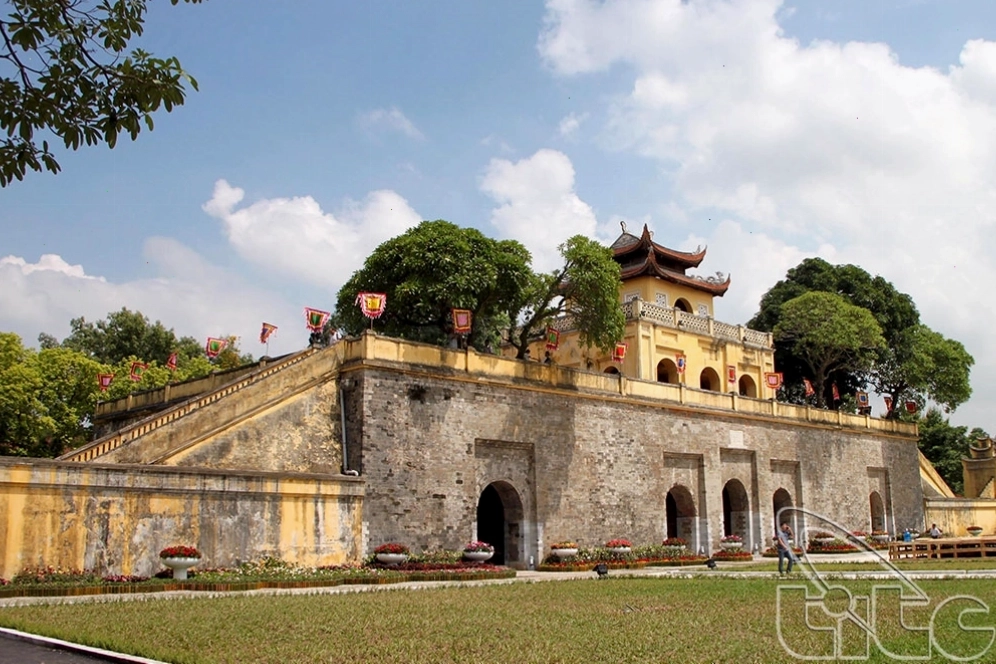 Hang động trong quần thể Tràng An với những nhũ đá lấp lánh