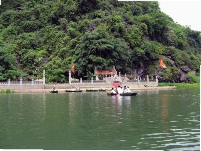 Hang động và sông nước tại Tràng An