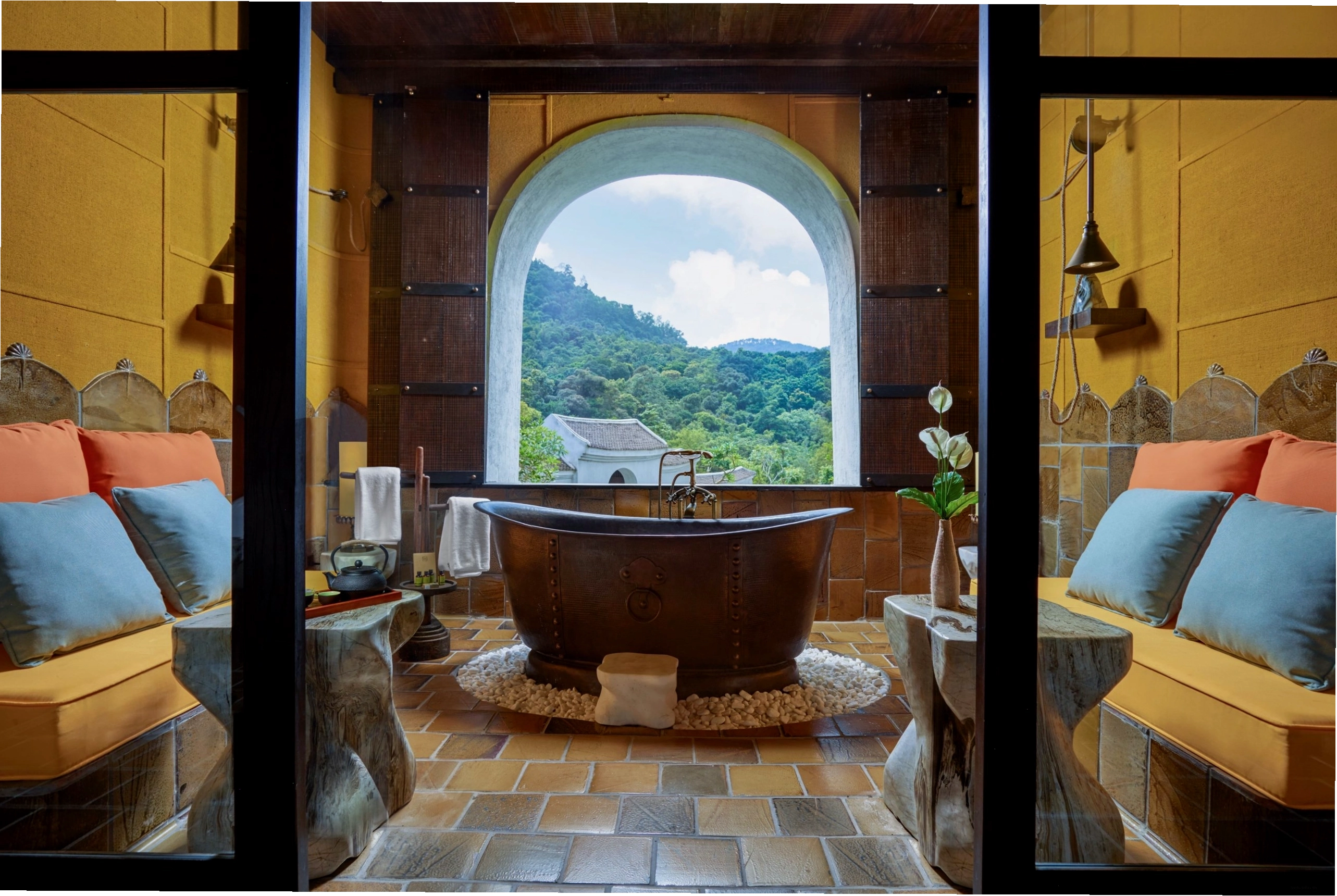 Hạng Junior Suite hướng bể bơi tại Legacy Yên Tử - MGallery