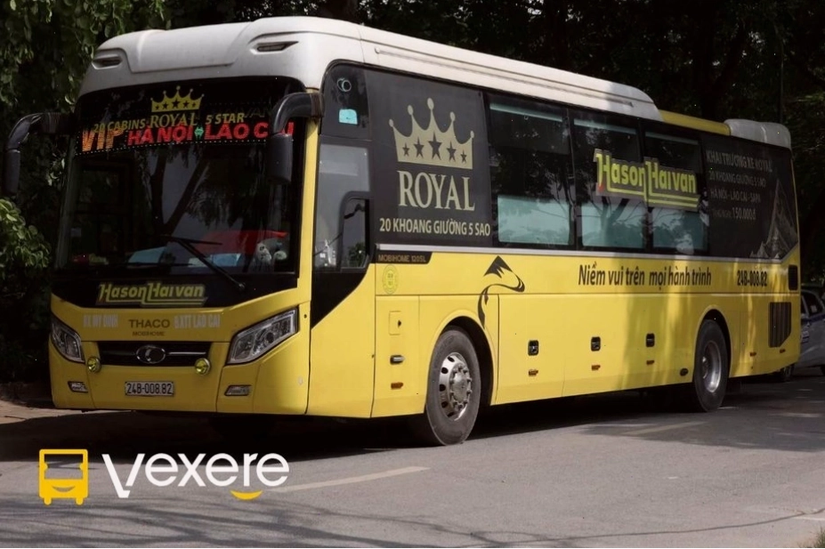 Hành khách chuẩn bị lên xe Hà Sơn Hải Vân