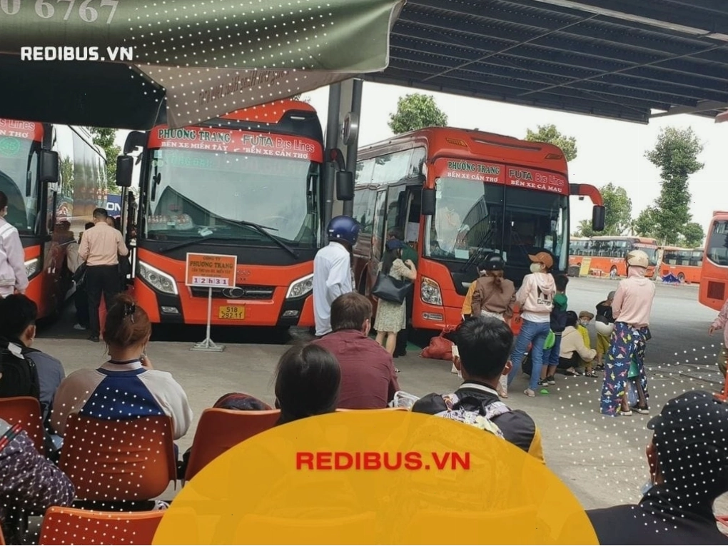 Hành khách đang chuẩn bị lên xe phương trang cần thơ đi các tỉnh