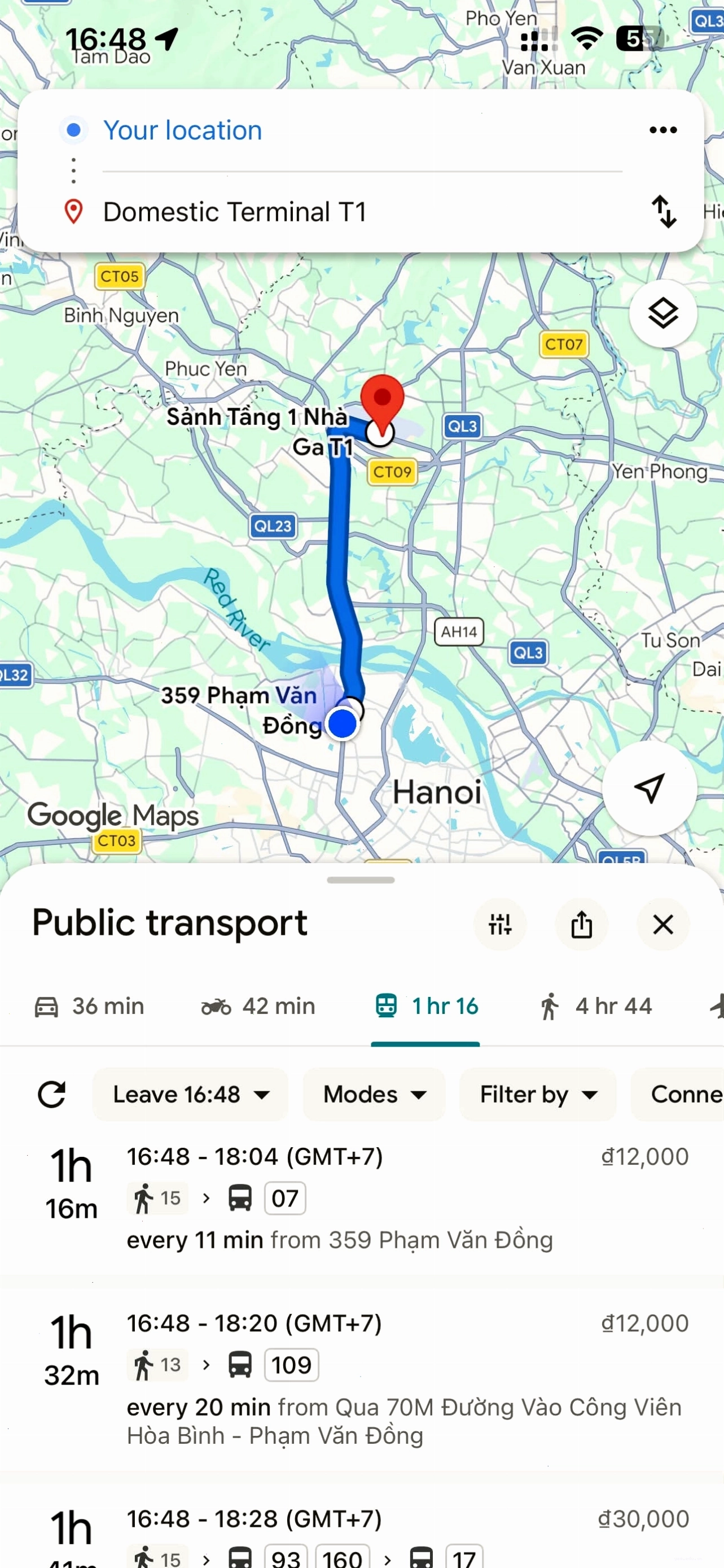 Hành khách đang lên xe airport shuttle bus tại sân bay