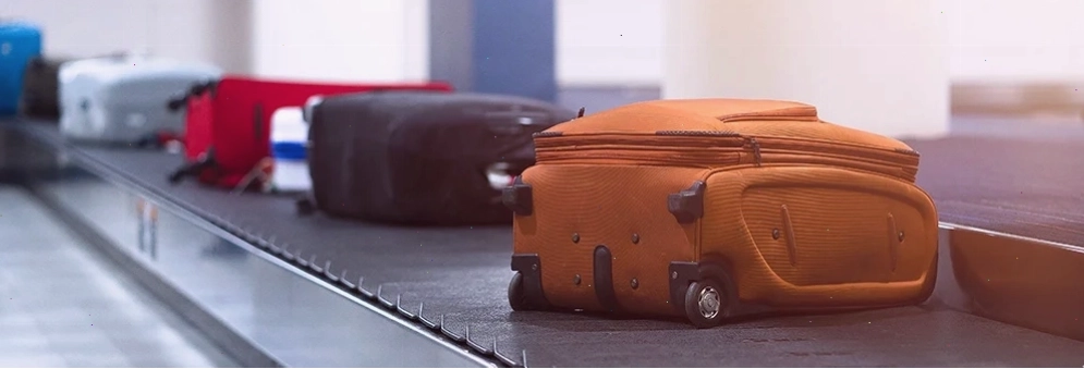 Hành khách làm thủ tục ký gửi hành lý tại quầy Vietjet Air