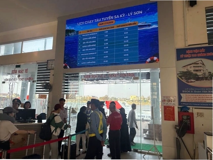 Hành khách làm thủ tục lên tàu cao tốc tại cảng Sa Kỳ