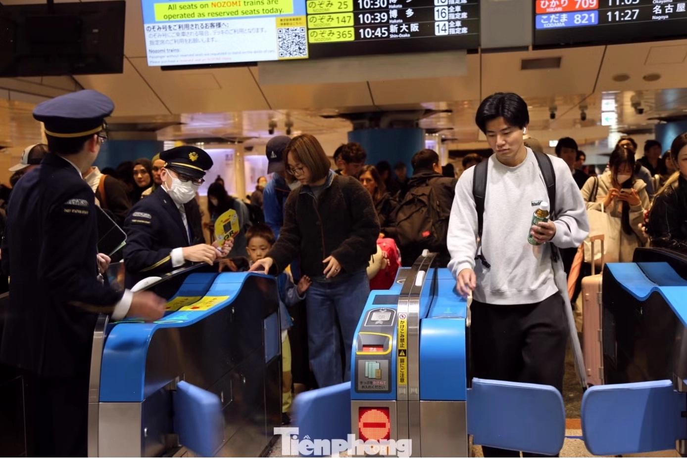 Hành khách lên tàu Shinkansen tại ga tàu hiện đại