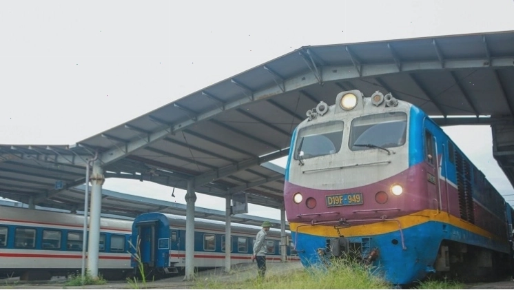 Hành khách lên tàu tại ga Hà Nội