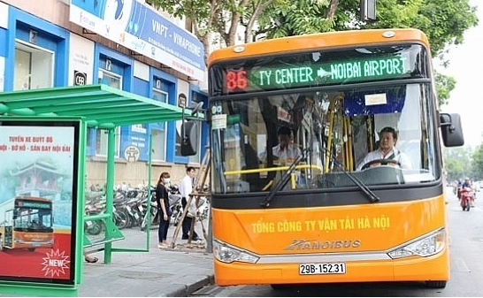 Hành khách lên xe buýt tại trạm dừng