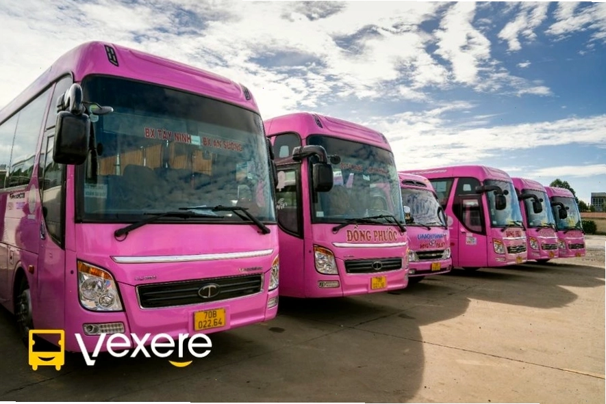 Hành khách lên xe Đồng Phước