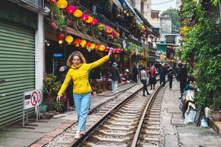 Hanoi Train Street: Trải Nghiệm Độc Đáo và Những Điều Cần Biết Trước Khi Ghé Thăm