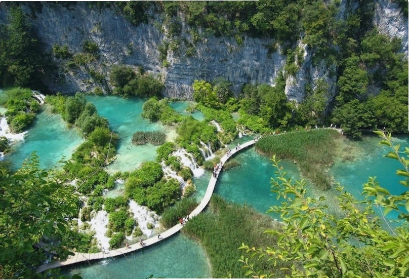 Hệ thống 16 hồ nước nối liền nhau tại Công viên quốc gia Plitvice, Croatia