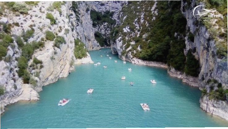 Hẻm núi Gorges du Verdon với dòng sông xanh ngọc