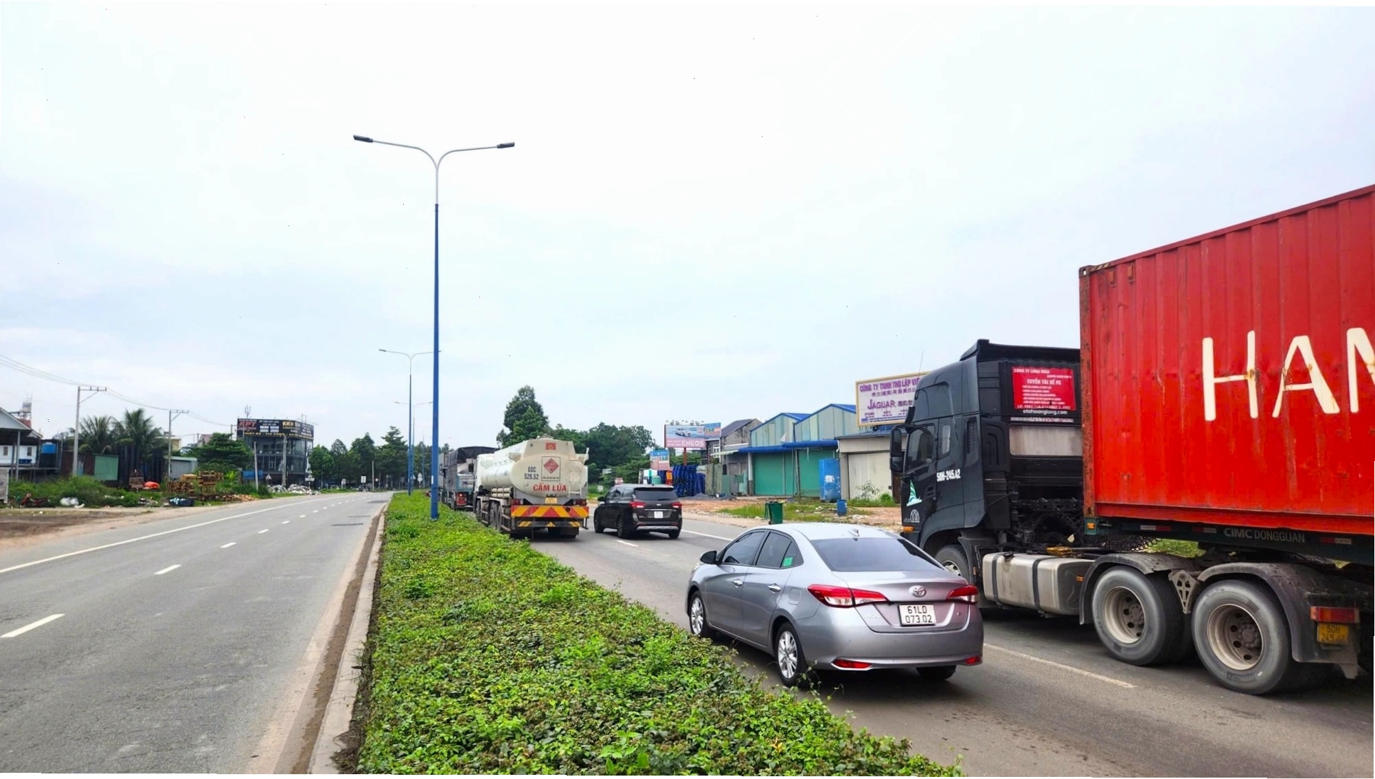 Hiện trạng xe container và xe máy lưu thông chung trên đường Mỹ Phước - Tân Vạn