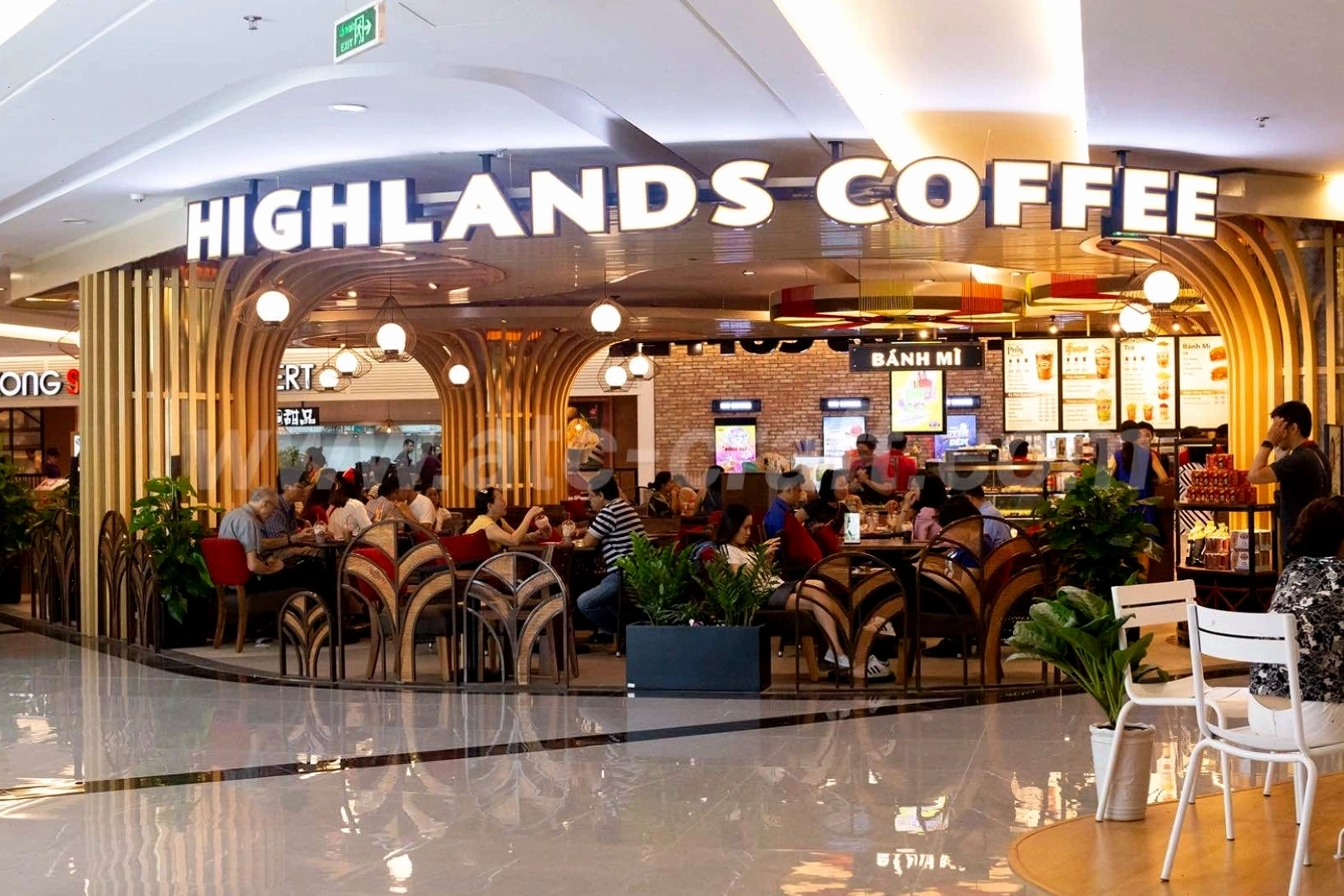 Highlands Coffee Landmark 81 - Không gian quen thuộc