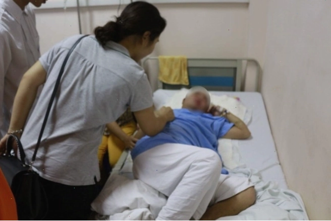 Hình ảnh bé gái bị chấn thương sọ não sau tai nạn giao thông