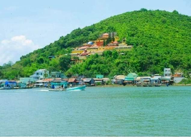 Hình ảnh biển Hà Tiên Kiên Giang với bờ cát trải dài và làn nước xanh biếc