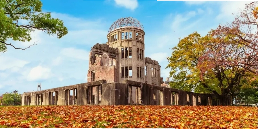 Hình ảnh của khu tưởng niệm hòa bình Hiroshima với dòng sông chảy qua