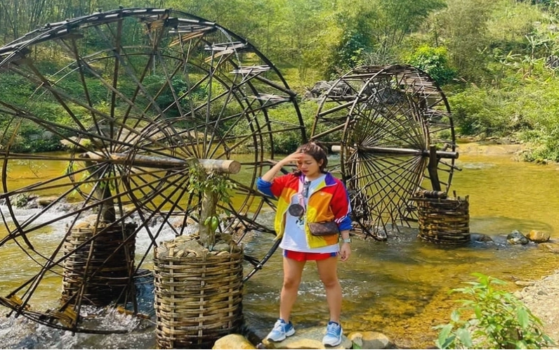 Hình ảnh guồng nước Pù Luông giữa khung cảnh núi rừng xanh mát