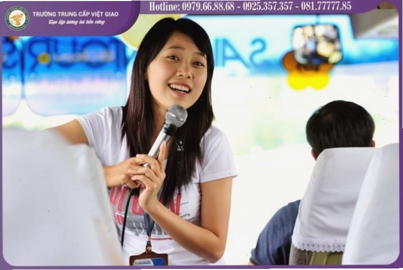 Hình ảnh hướng dẫn viên du lịch nữ trang điểm nhẹ nhàng và chuyên nghiệp