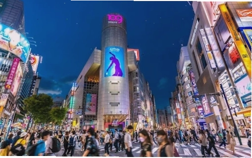 Hình ảnh khu phố Shinjuku sầm uất với các tòa nhà cao tầng và biển hiệu đèn neon