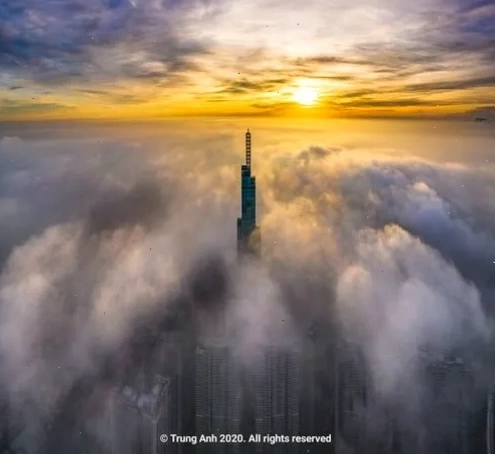 Hình ảnh Landmark 81 giữa nền mây xám thể hiện vẻ đẹp thanh lịch