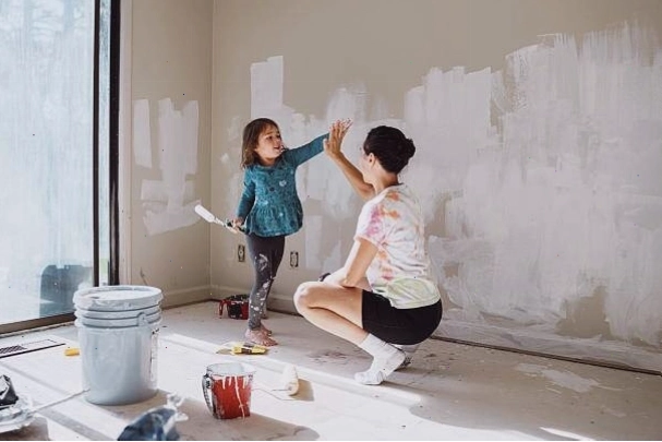 Hình ảnh minh họa một người mẹ đồng hành cùng con trên bước đường trưởng thành