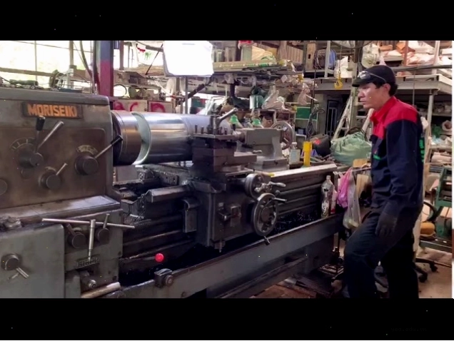 Hình ảnh một hệ thống băng tải với nhiều ru lô được lắp đặt đồng bộ